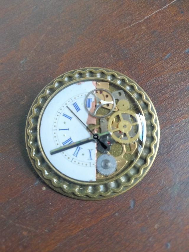 Broche steampunk couleur bronze 