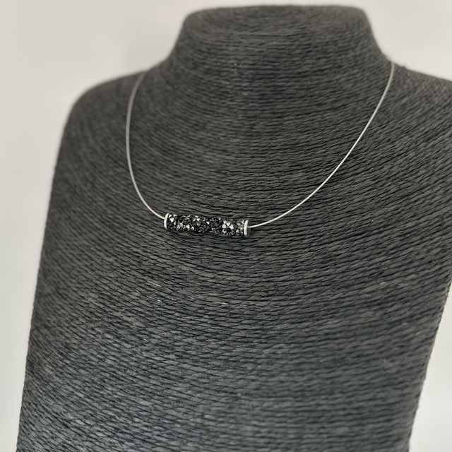 Crystal Rocks STEEL TUBE LARGE an Drahtcollier aus Edelstahl, Black & Silver