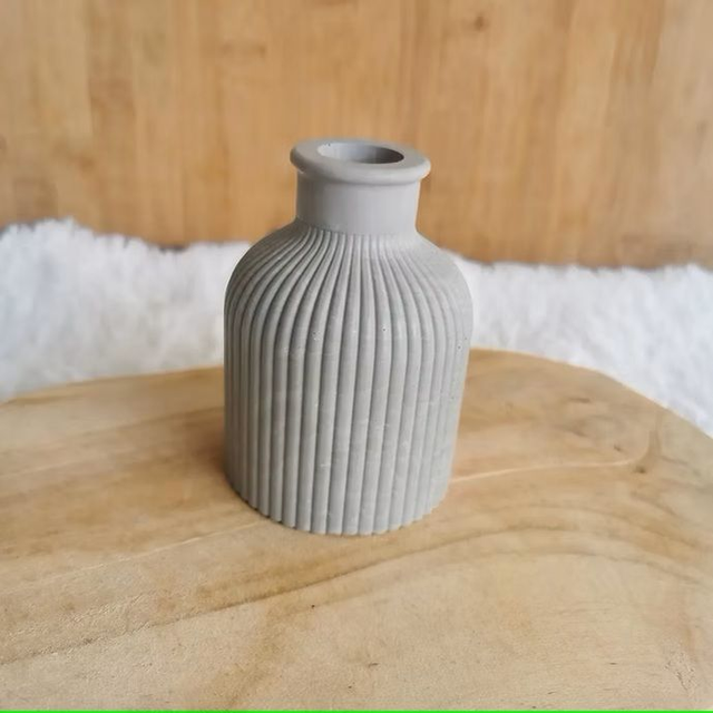 Vase strié en jesmonite