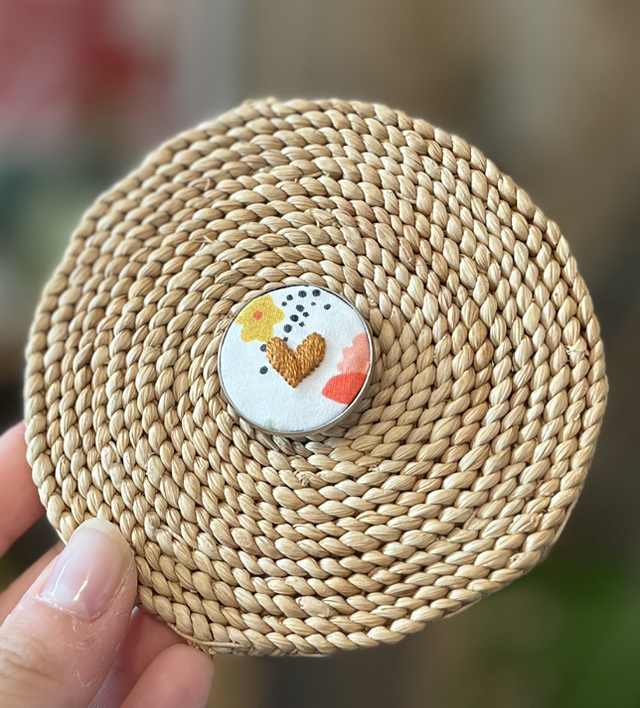 Pin’s coeur marron 