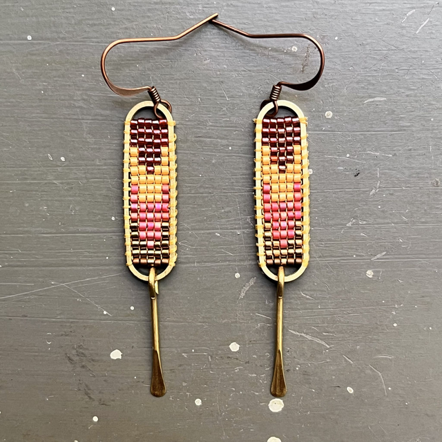 Boucles d'oreille longues en laiton brut et perles bordeaux beiges et roses