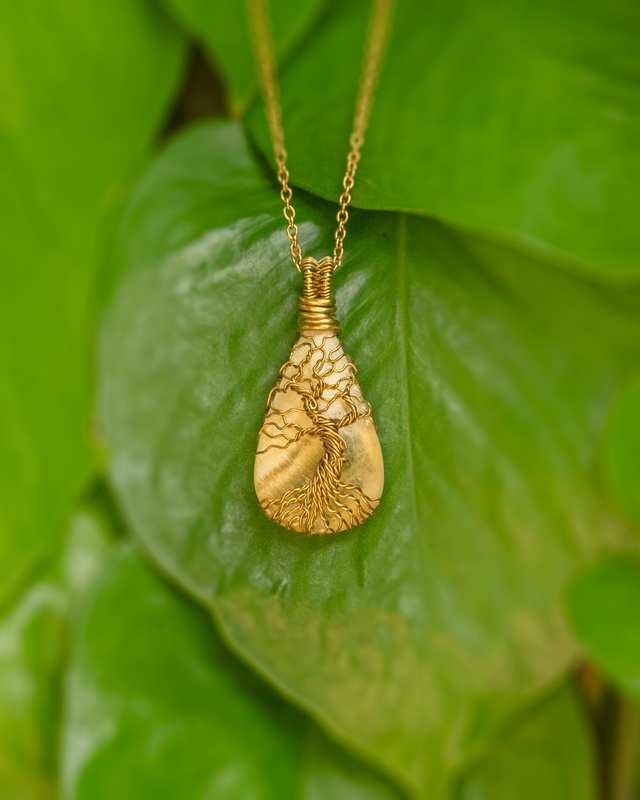 Keltainen aragoniitti ja lehmus