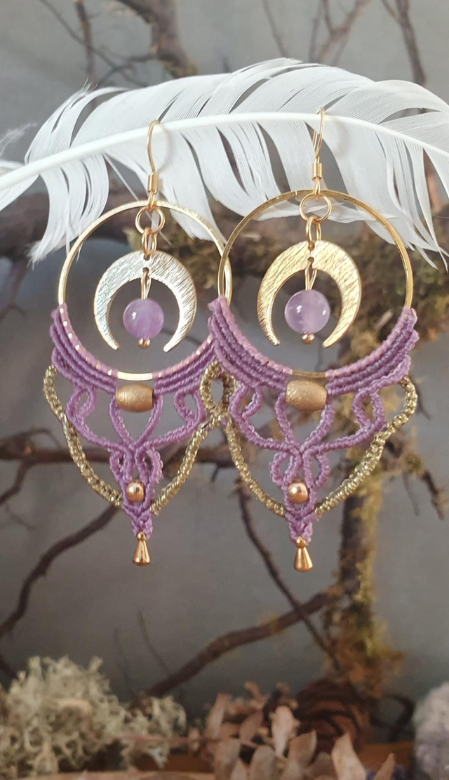 Boucles d'oreilles en micro macramé mauve et doré 