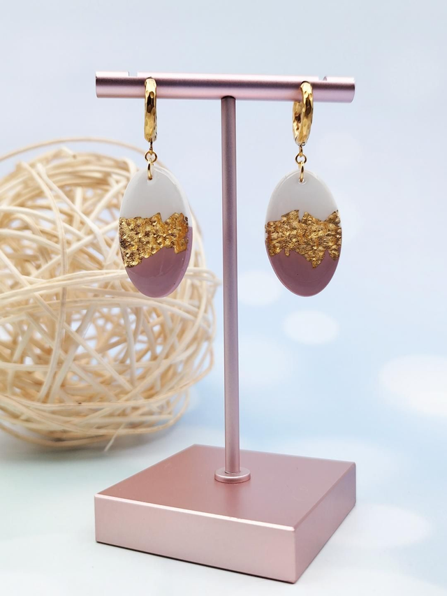 Boucles d&#039;oreilles créoles Vieux Rose, blanc et feuille dorée