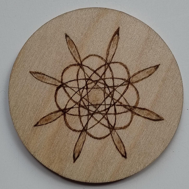 Magnet with geometric design 