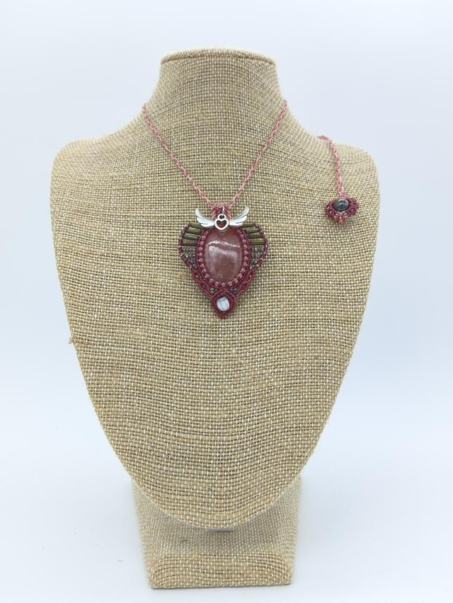 Collier micro macramé avec médaillon en rhodocrosite et perles miyuki