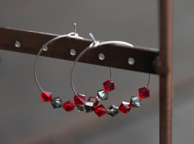 Boucles d'oreilles créoles en cristal rouge gris