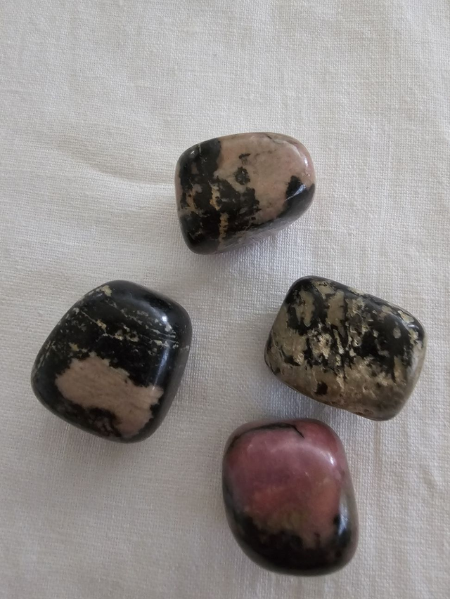pierre roulé rhodonite noir 