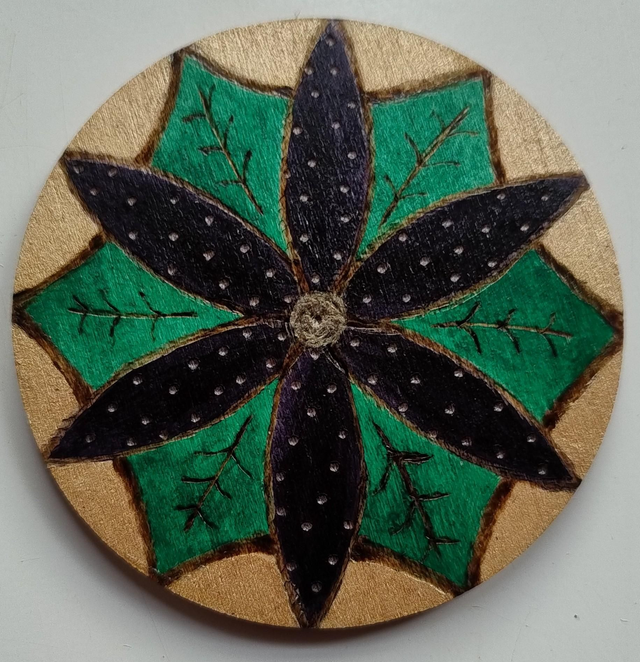 Magnet with geometric flower design and colour 