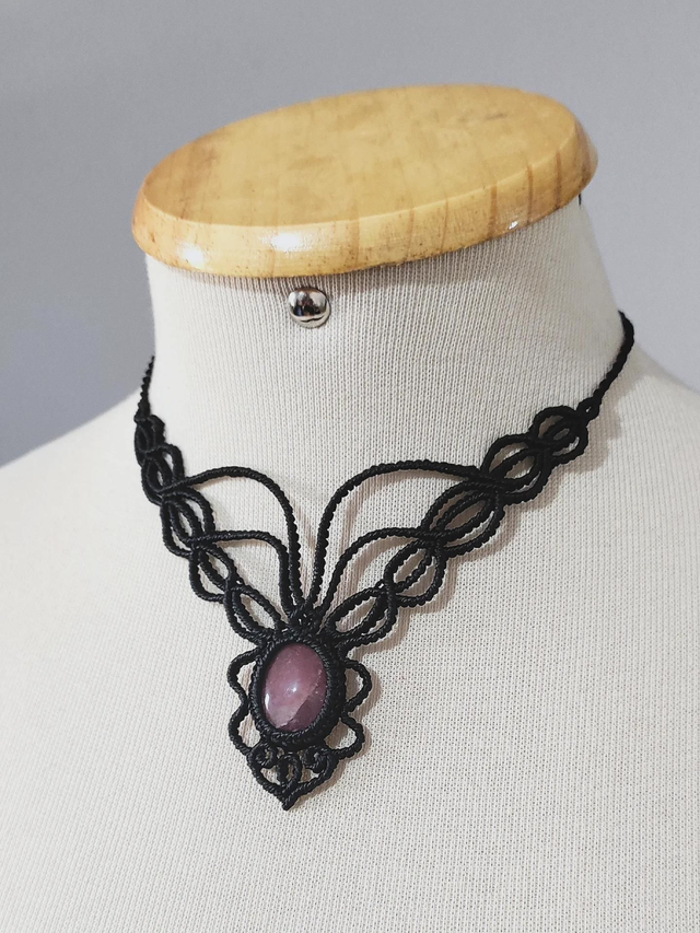 Colar em macramê com pedra de quartzo rosa