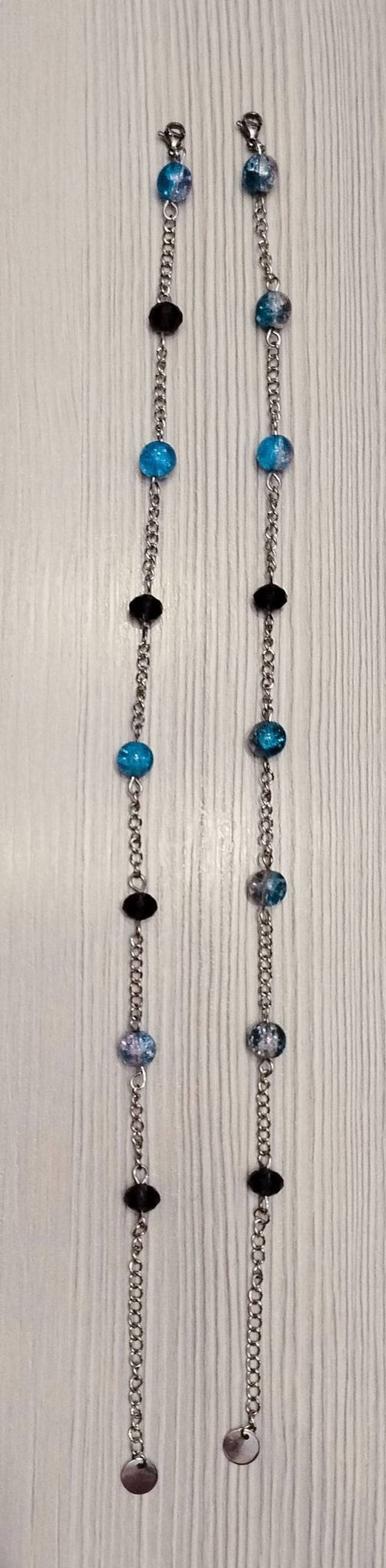 Chaînette de cheville en perles de verre craquelé et à facettes multicolores, longueur ajustable de 24 à 28 cm.