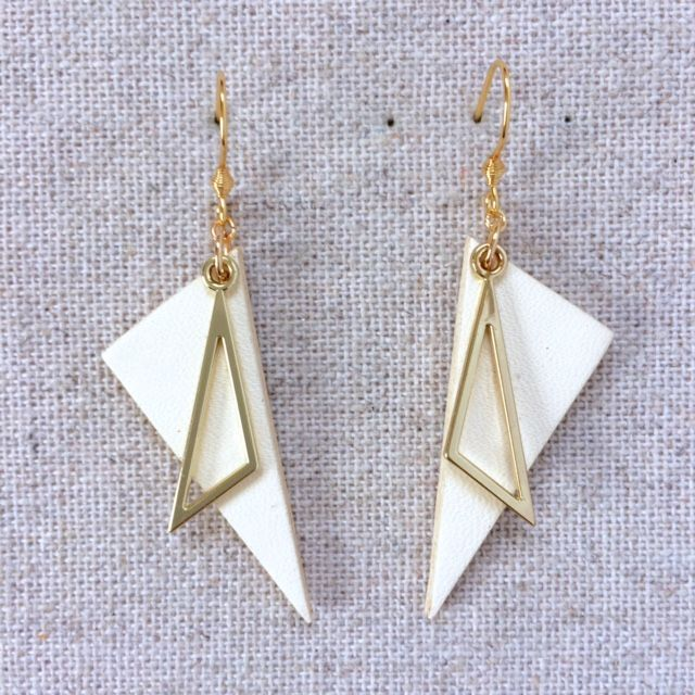 Boucles d’oreilles « Triangle » dorées, cuir blanc crème