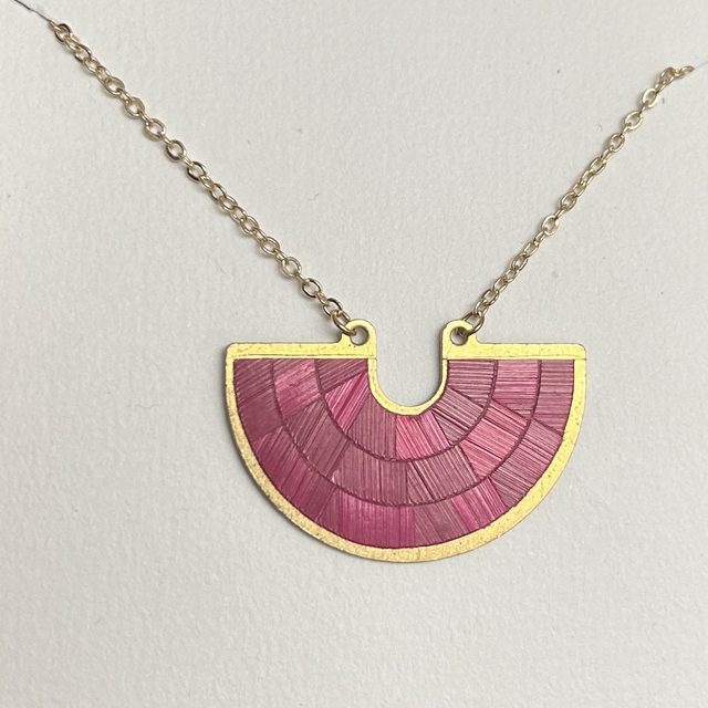 Pendentif égyptien fushia