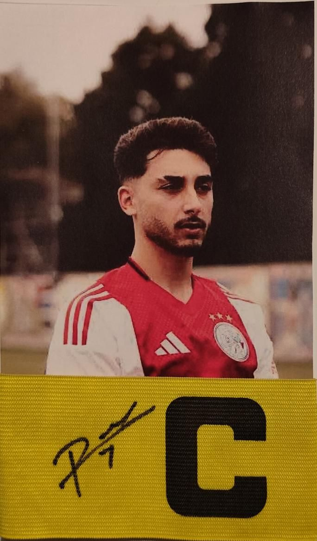 Gesigneerde aanvoerdersband van Moro