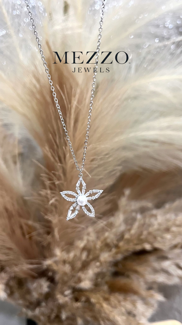 Γυναικείο Κολιέ ~Pearl Flower~ Σε Ασημί Χρώμα