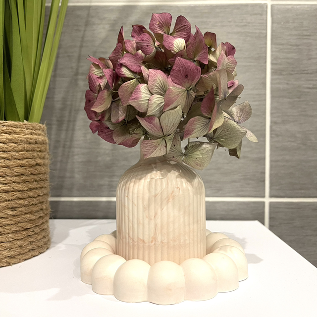 Ensemble plateau boules avec vase soliflore en jesmonite