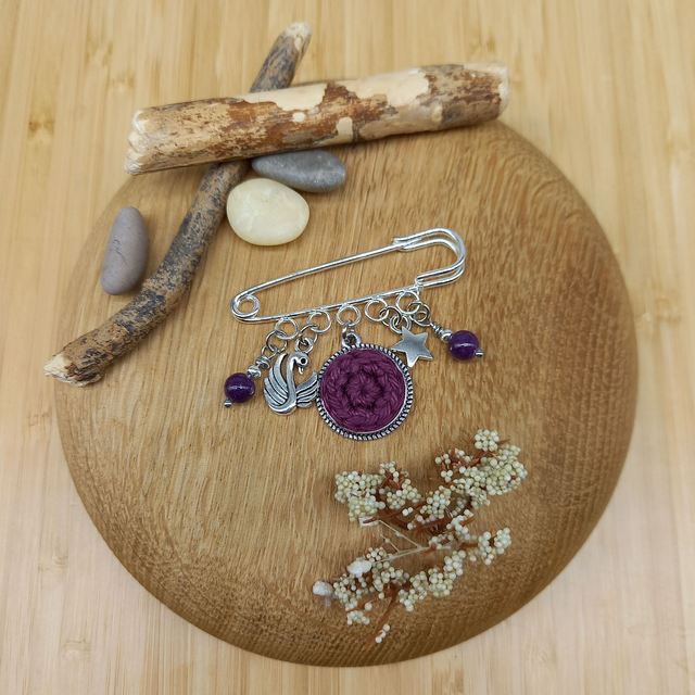 Broche aubergine et argentée - Cygne