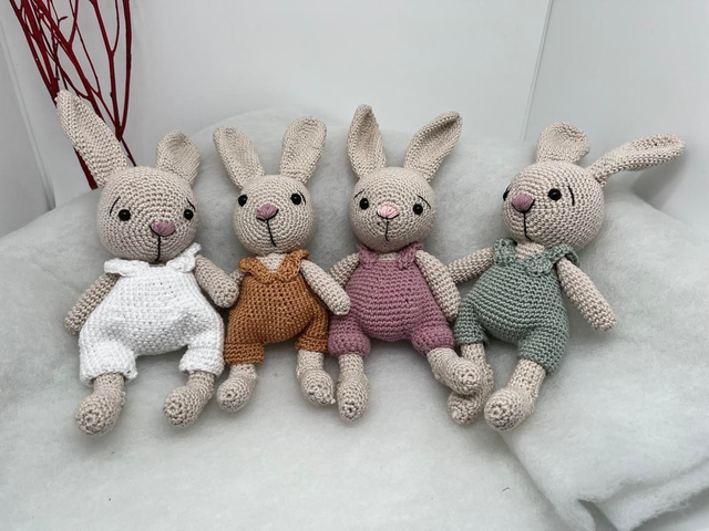 Petit lapin fait au crochet