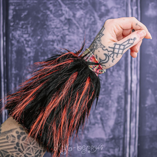 Armwarmers en fausse fourrure noir et orange