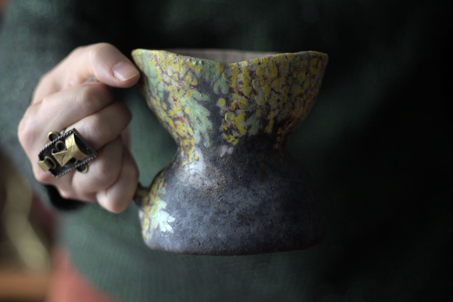 Mug en raku, corset fleuri de mimosa