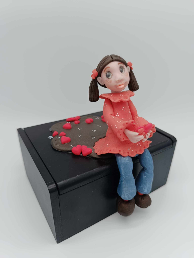 Boîte en porcelaine froide rectangulaire avec petite fille