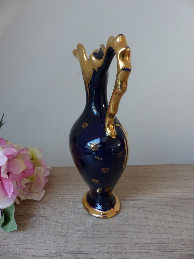Ancien vase soliflore bleu cobalt et doré en porcelaine, aiguillère carafe romantique scène galante France, cadeau couple, décoration maison