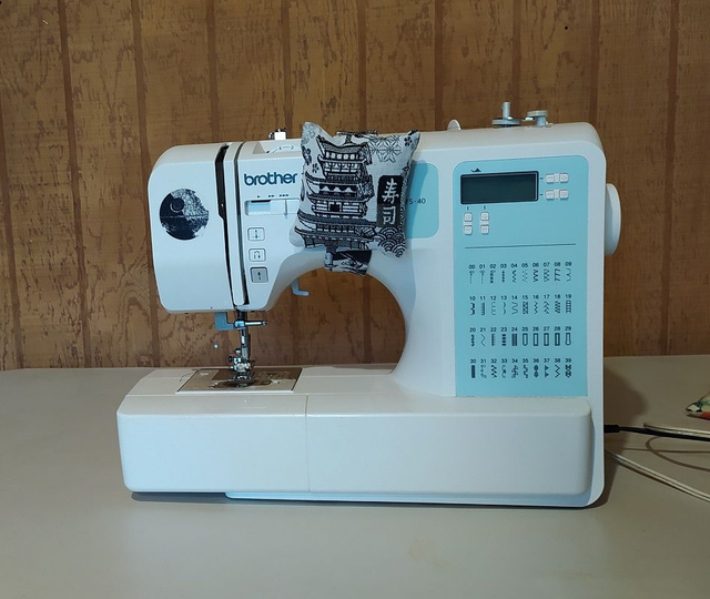 Kit machine à coudre manga  (coussin et bande)