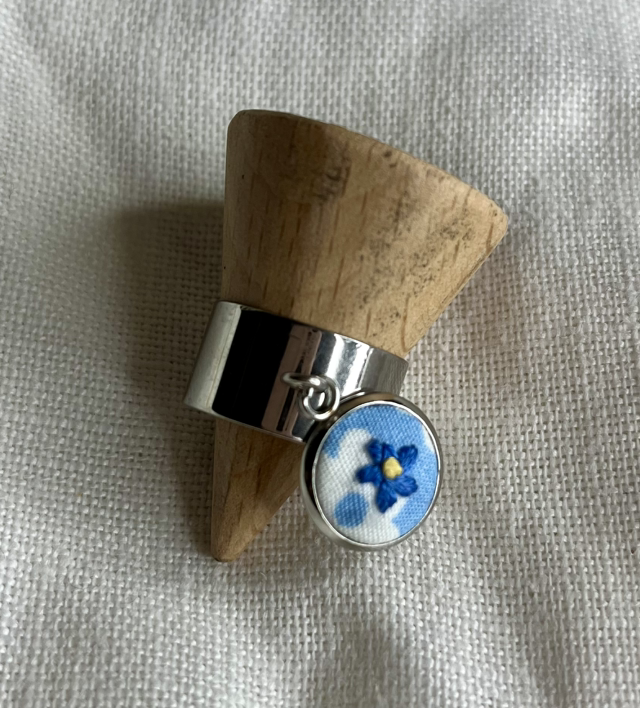 Bague brodé fleur bleu (argent)