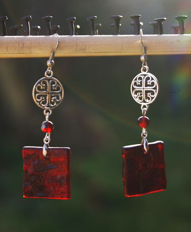 Boucles d&#039;oreilles en verre rouge cerise transparent. 