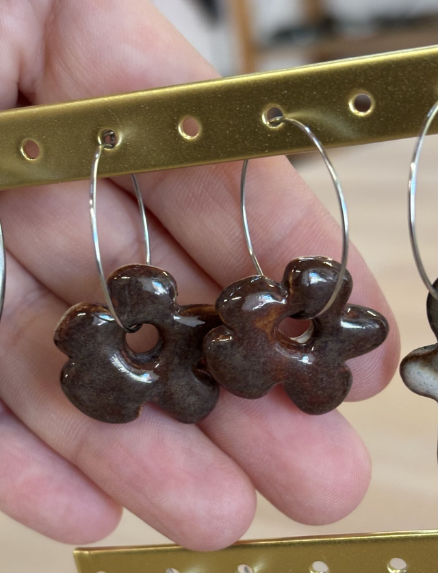 Orecchini a fiore asimmetrico