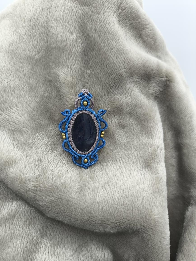 Bijou double , broche/collier en micro macramé avec pierre naturelle 