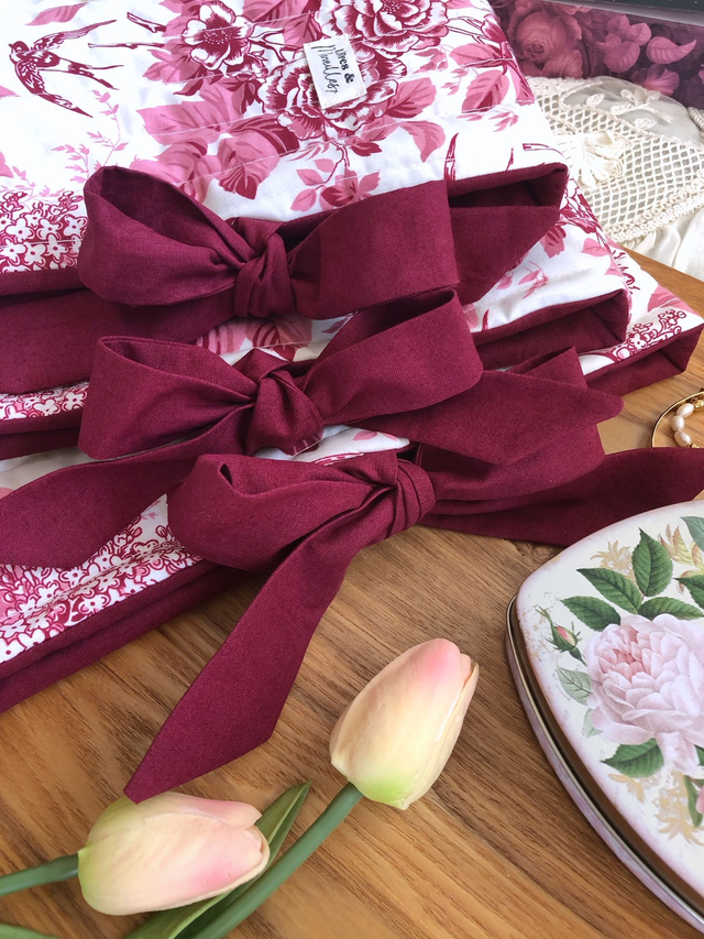 Pochette à livres en coton matelassé Philomèle rouge - ouverture latérale avec nœud