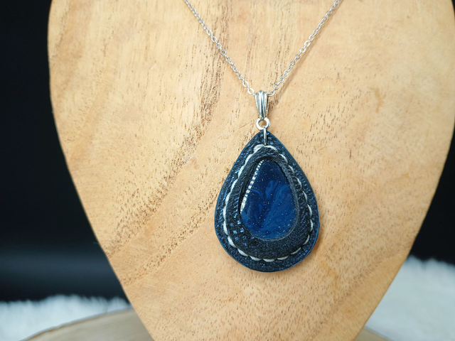 Nótt, pendentif en pierre bleue de Leland et cuir