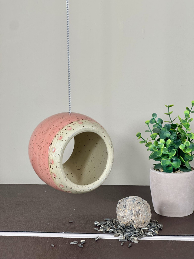 Meisenknödelhalter hängend, Vogelfutterspender aus Keramik rosa