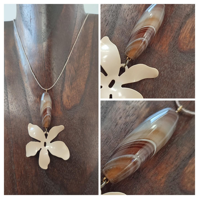 Collier fleur crème et jolie agate aux reflets bruns, monté sur fil de lin réglable avec chaîne d&#039;extension, pièce unique 