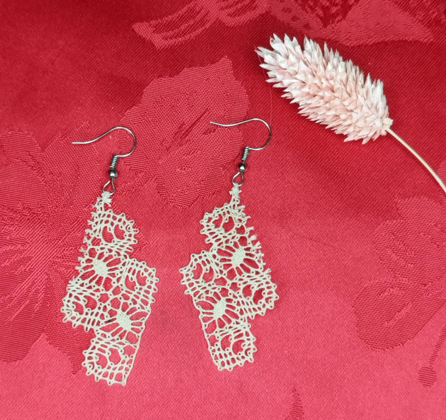 Boucles d&#039;oreilles style dentelle beige 