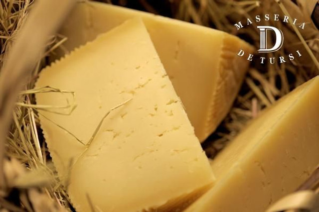Pecorino stagionato da 3 a 6 mesi.