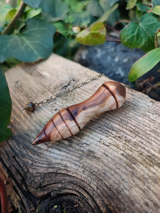 Pendule en Bois d'Arbre de Judée, Œil de Tigre et Chaînette en Laiton Vieilli