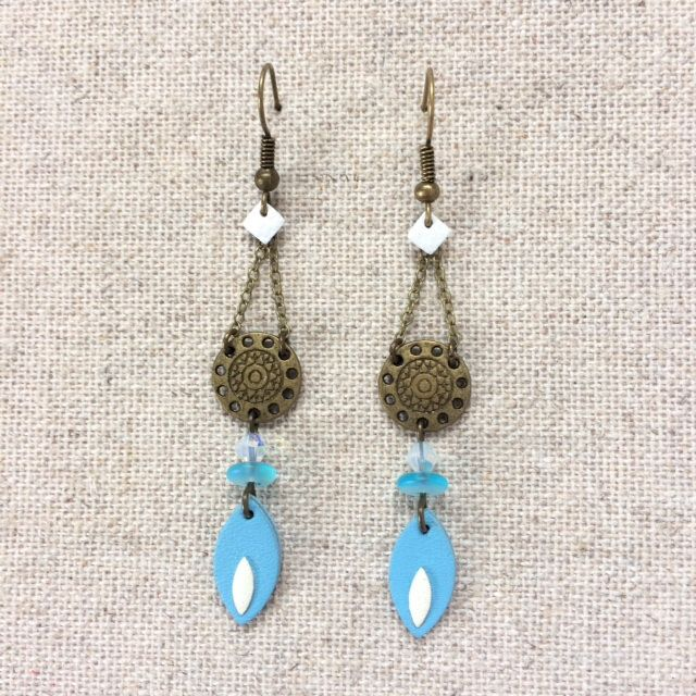 Boucles d’oreilles « Rhapsodie » bronze, cuir bleu clair et blanc