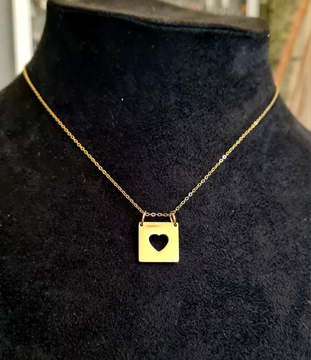 Collier en acier inoxydable or avec plaque cœur creux