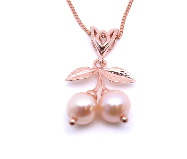  Verspielte Eleganz mit natürlichem Glanz „Zoe“