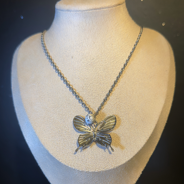 Collier classique papillon pierre d’howlite