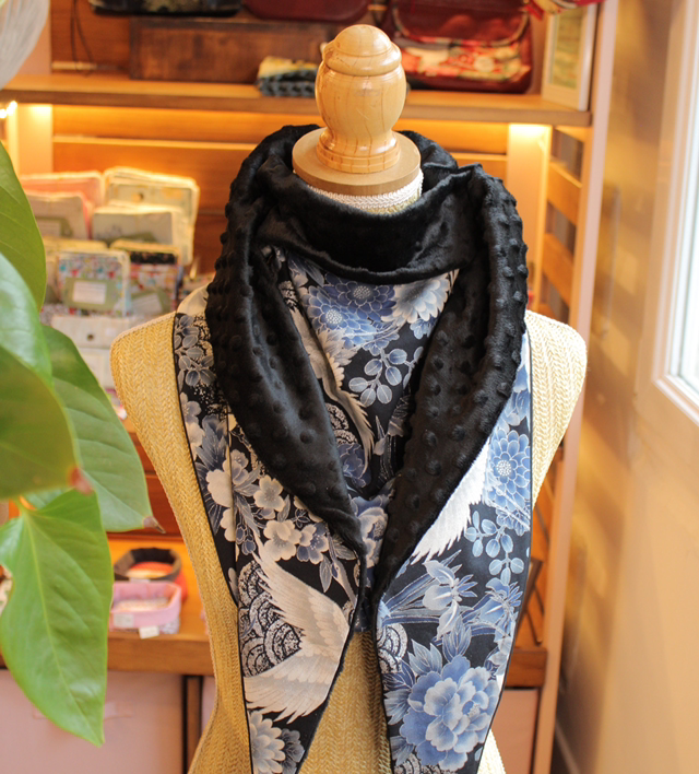 Foulard en coton japonais bleu motif grues et fleurs / Le petit atelier de Maya