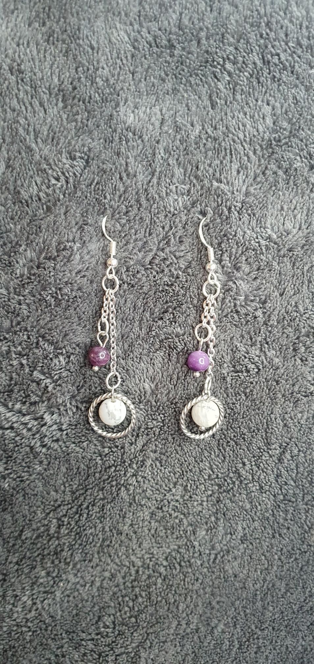 Boucles d'oreilles en Sugilite et Howlite 