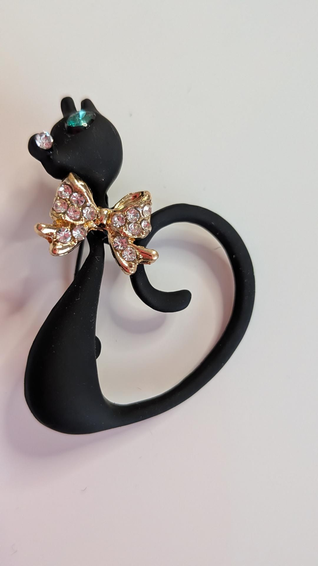 Black cat brooch 