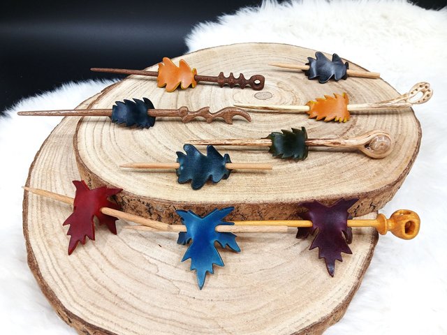 Fimbrethil, barrettes en cuir et bois