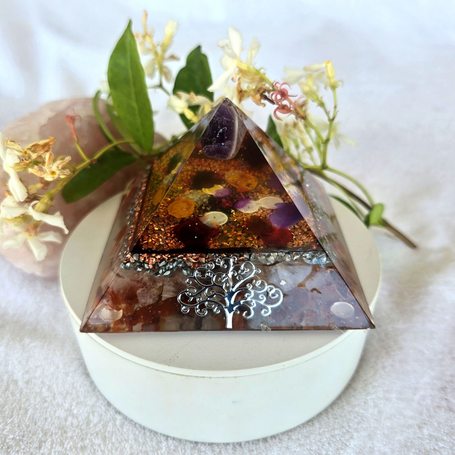 Orgonite pyramide arbre de vie argent  et améthyste 