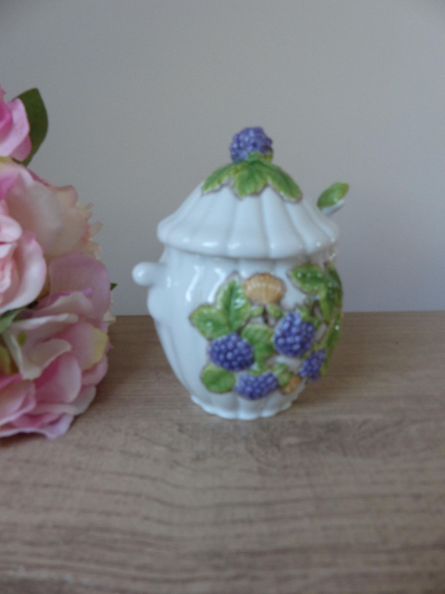 Pot à Confiture Vintage en Céramique – Motifs de Mûres Violettes Peintes avec Couvercle et Cuillère, Fait au Sri Lanka, Décoration Cuisine