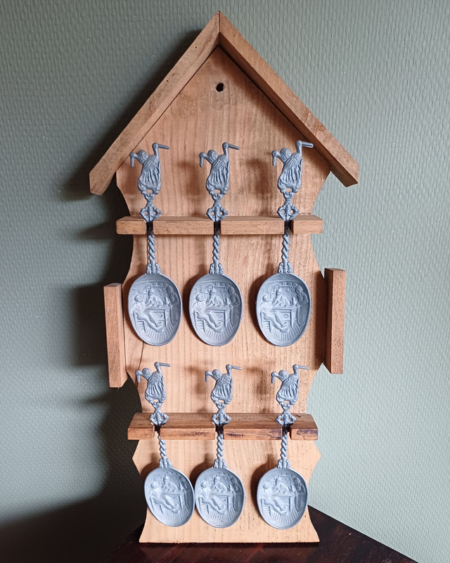 Hollands Tingieterij | Houten Sierrek (afmetingen 48,0 x 5,5 x 21,0 cm) met 6 &#039;Engel&#039; Sierlepels (afmetingen 18,0 x 5,0 x 1,0 cm)  | Vintage