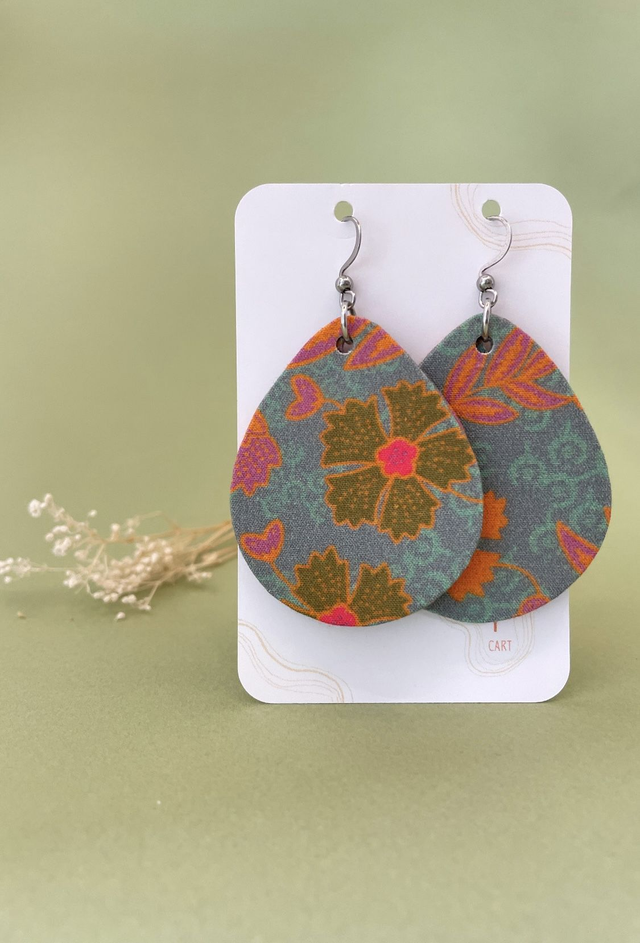 Boucles d'oreilles carton et tissu forme grandes gouttes, collection " indie ardoise " - fond bleu/gris et motifs fleuris kaki, rose et orange